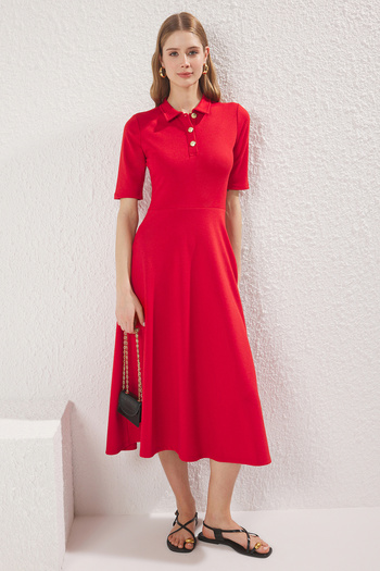 Trendyol Collection Rochie tricotată midi roșie - mânecă trei sferturi, guler cu nasturi, stil skater - TWOAW25EL00518