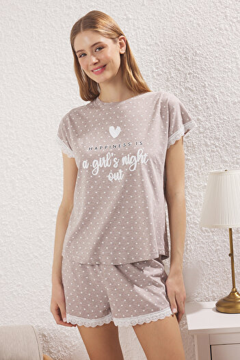 Trendyol Collection Beigefarbenes Baumwoll-Pyjama-Set – gestrickt mit gepunkteten Slogans-Spitzendetails und Shorts