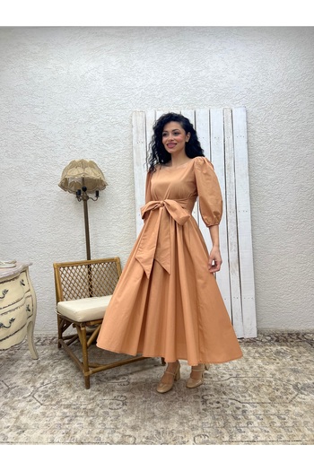 KÜÇÜĞÜM BUTİK Φόρεμα Camel Long Bow Flared Poplin