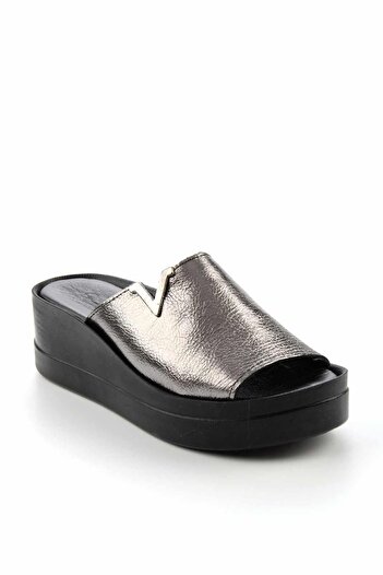 Bambi Platin Kırışık Leather Kadın Terlik K04331141103