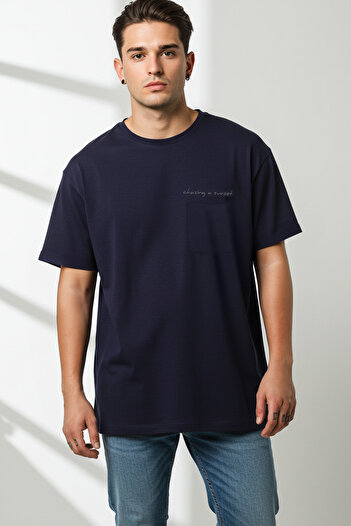 Trendyol Collection Μπλουζάκι μπλουζάκι 100% βαμβακερό TMNSS25TS00056, μπλουζάκι με κέντημα με κέντημα με λαιμόκοψη σε μπλε ναυτικό