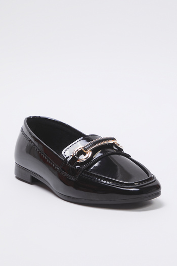 TRENDYOL SHOES Черен метален аксесоар с детайли от лачена кожа Изключително удобни дамски мокасини TAKSS25LA00015