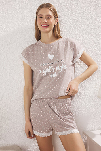 Trendyol Collection Beigefarbenes Baumwoll-Pyjama-Set – gestrickt mit gepunkteten Slogans-Spitzendetails und Shorts