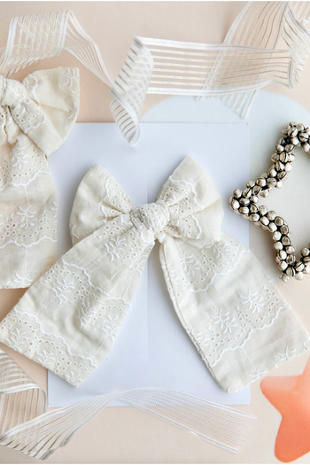 chipiques Ecru Cotton Scallop Children's Ballerina Bow Automatic Buckle Clip - Stylish, Soft and Comfortable Use