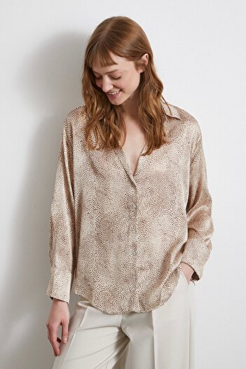 Never more V-Neck Patterned Satin Shirt in Cafe