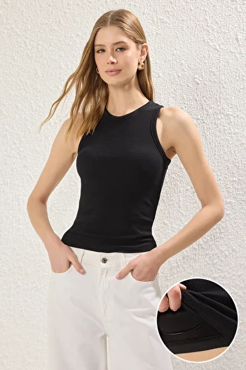Trendyol Collection Černá hrudní vycpávka - Flat Fit Revised Ropa / Body Matching Color Block tílko