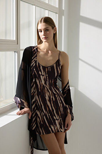 Trendyol Collection Schwarzes 2-teiliges Mitgift-Set, Leopardenmuster, gewebter Gürtel, Tüll-Morgenmantel + Satin-Nachthemd THMSS25GC00011