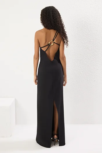 Trendyol Collection Schwarzes, gewebtes, langes, schickes Abendkleid mit schwarzem One-Shoulder-Träger-Accessoire-Detail, Nachtabendkleid TPRSS25AE00143