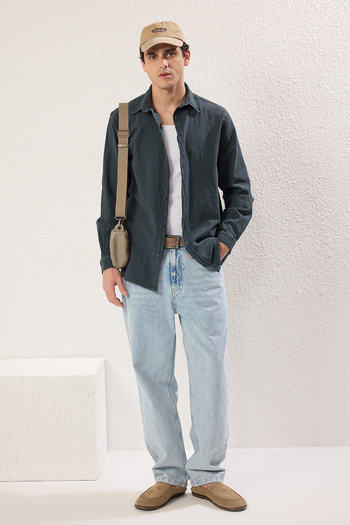 Trendyol Collection Антрацитова сорочка Slim Fit з фактурною тканиною TMNSS25GO00021