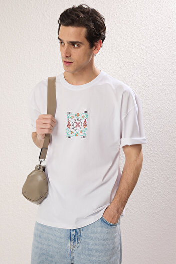 Trendyol Collection Υπερμεγέθη λευκό εμπριμέ βαμβακερό μπλουζάκι - TMNSS25TS00067