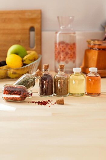 Hayveys home 6Pcs Picnic Seasoning,Salt,Oil Shot Bottle Glass Mini Plastic Jar with Lid Stopper