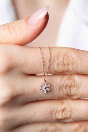 Elika Silver 925 Ayar Gümüş Minimal Işıltılı Kamelya Çiçeği Kolye