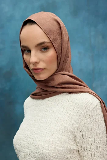 cs camellia scarf Σάλι με έθνικ σχέδιο από μεταξένιο ζακάρ - Μόκα