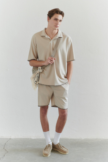 Trendyol Collection Oversize tričko s polo výstřihem v barvě kamene - kontrastní prošívání