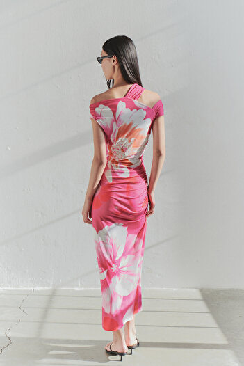 Trendyol Collection Ροζ φλοράλ εμπριμέ ελαστικό φόρεμα Bodycon - Cut Out Detail, Limited Edition TWOSS25EL00483