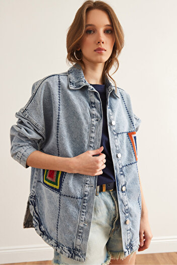 Olalook Kadın Mavi Dikiş ve Pul Detaylı Oversize Denim Ceket CKT-19000434