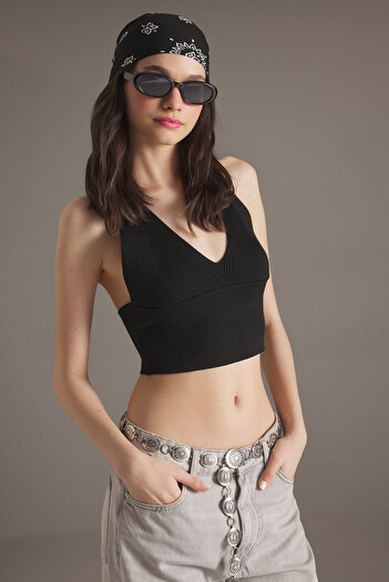 Trendyol Collection Czarna bluzka z dzianiny Super Crop Back, z ozdobnymi plecami Twoss22Bz0760