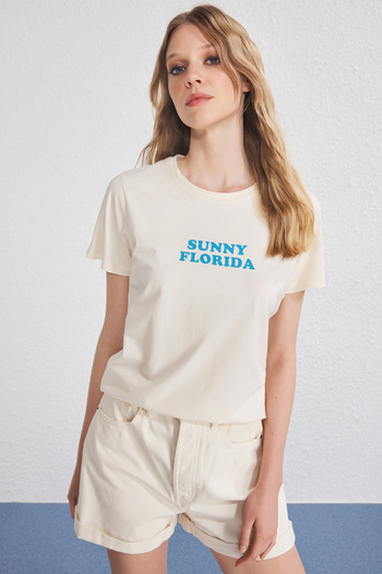 Trendyol Collection Stone Slogan Print Detailní Regular/Regular Fit Pletené tričko TWOSS25TS00190