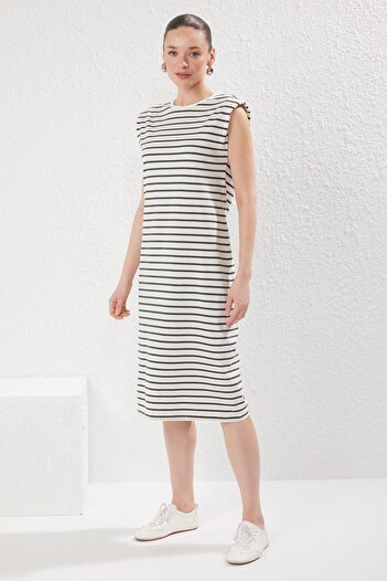 Trendyol Collection Γκρι ριγέ μετατόπιση/ίσια κοπή με επένδυση Midi πλεκτό φόρεμα TWOSS25EL00682