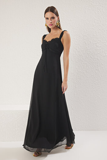 Trendyol Collection Černá A-Line Krajka Detailní Šifon Tkaný Flight Flight Dlouhé elegantní večerní šaty Homecoming Dress TPRSS25AE00169