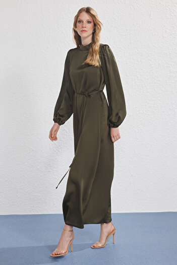 Trendyol Modest Khakifarbenes Abendkleid aus Satin mit Spitze TCTSS25EB00136