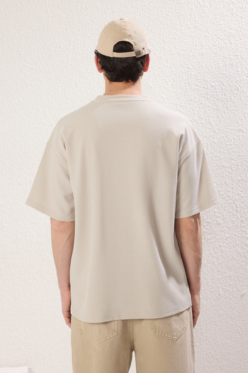 Trendyol Collection Stone Oversize/široký střih vaflové texturované dalekého východu vyšívané 100% bavlněné tričko TMNSS25TS00060