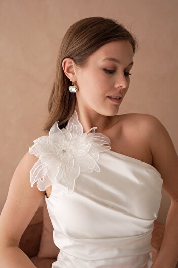 asyadabutik Rochie de seară din satin de lungime maxi cu detaliu accesoriu pe un singur umăr