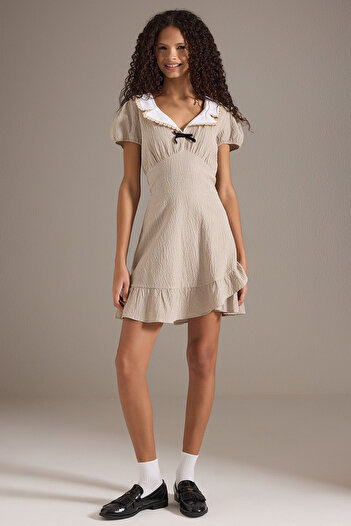 Trendyol Collection Φούστα Camel Flounces Gingham Λεπτομέρεια γιακά Μίνι υφαντό φόρεμα TWOSS25EL00580