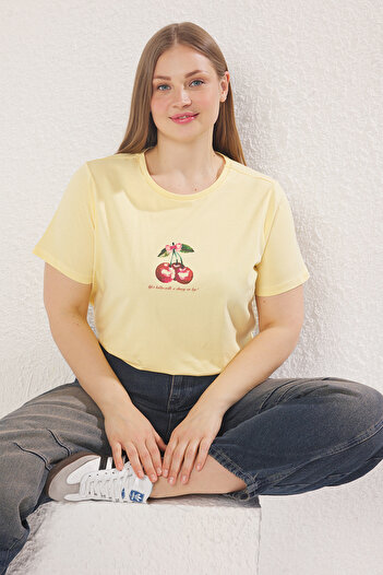 Trendyol Curve Gelbes T-Shirt mit normaler Passform und großer Größe TBBSS25BF00017
