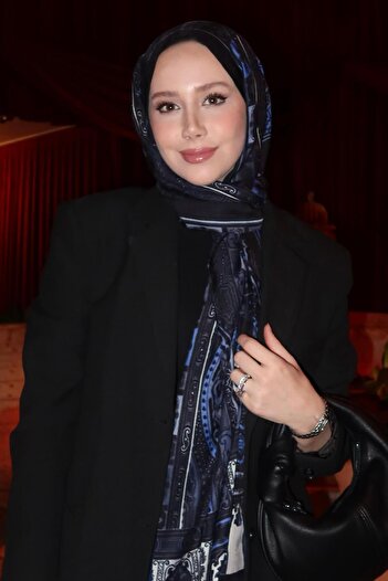 carell Η επιλογή της Feyza Hakyemez Deep Indigo Early Silk Shawl