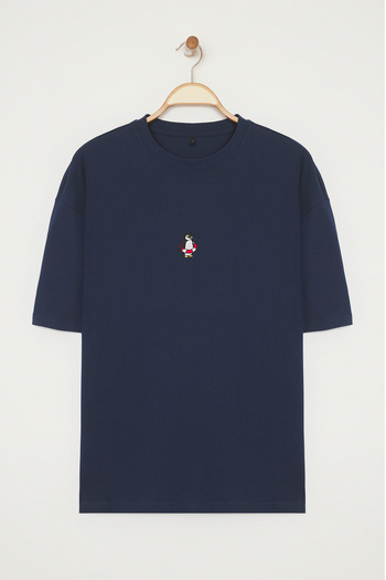 Trendyol Collection Sötétkék túlméretezett pingvin hímzésű 100% pamut póló TMNSS23TS00243