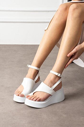 ShoeTek Γυναικεία σανδάλια Lorinio - Σαγιονάρες με επένδυση στη σόλα (Λευκό λουστρίνι)
