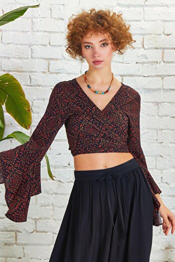 Los banditos Spanish Sleeve Crop Blouse