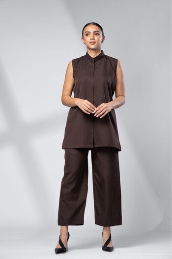 outline Brown two-piece set under the abaya