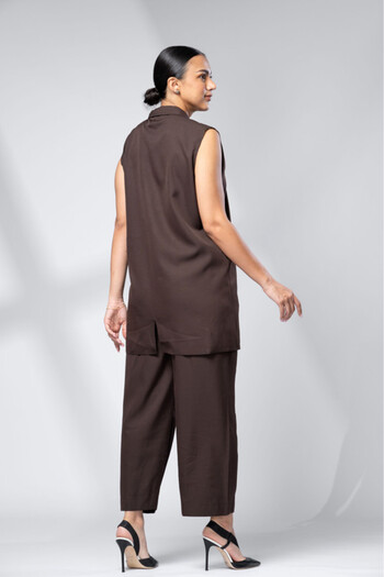 outline Brown two-piece suit with a formal fit