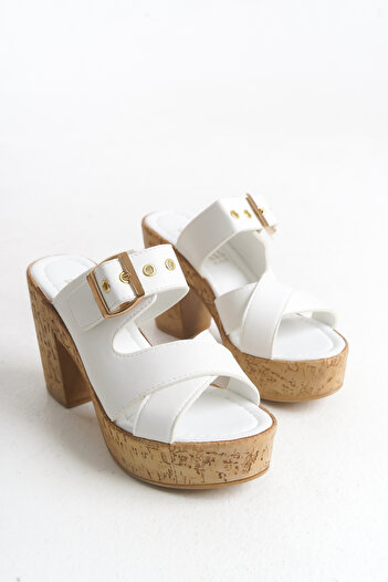 Shoesers Γυναικείες παντόφλες με τακούνι με ειδική σχεδίαση με χρυσή αγκράφα και διπλό λουράκι με ξύλινη εμφάνιση