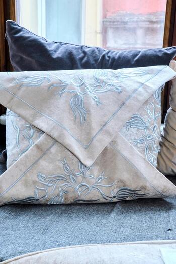 Dantelux Tulip Age Velvet Bundle & Prayer Rug Set (4 Pieces)