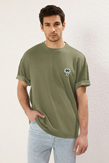 Trendyol Collection Μπλουζάκι Interlock Χακί Unisex Oversize/Wide Cut με μπάλωμα παλάμης TMNSS25TS00024