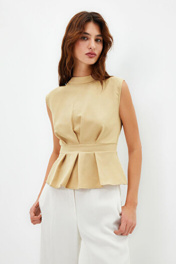 Trendyol Collection Αμάνικη υφαντή μπλούζα μπεζ με λαιμόκοψη TWOAW23BZ00559