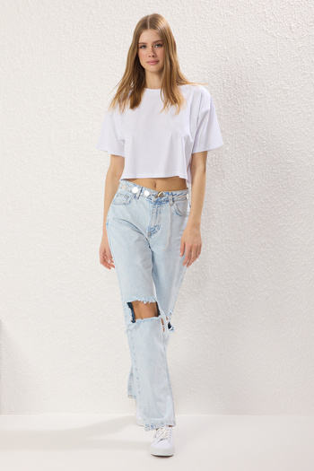 Trendyol Collection Jasnoniebieskie, rozdarte, szczegółowe, normalne, szerokie nogawki, jeansy TWOSS25JE00221