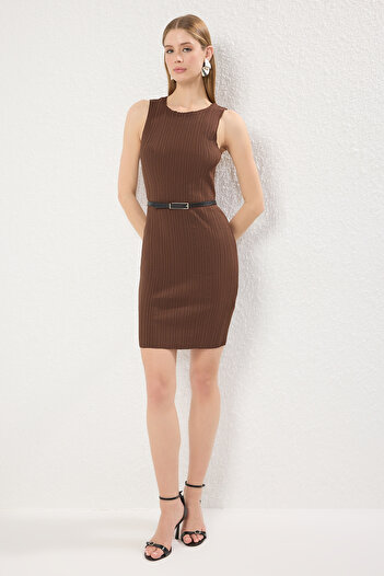 Trendyol Collection Καφέ ίσιο μίνι φόρεμα με λαιμόκοψη με ραβδώσεις TWOSS25EL00809
