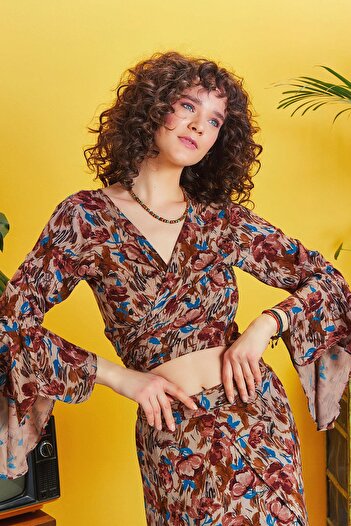 Los banditos Spanish Sleeve Crop Blouse