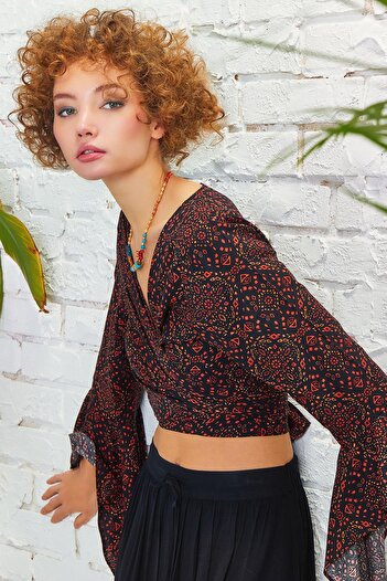 Los banditos Spanish Sleeve Crop Blouse
