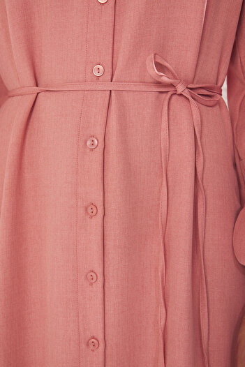 Trendyol Modest Φόρεμα με λεπτομέρεια από λινό υφαντό με κορδόνια αποξηραμένο τριαντάφυλλο TCTSS25EB00111