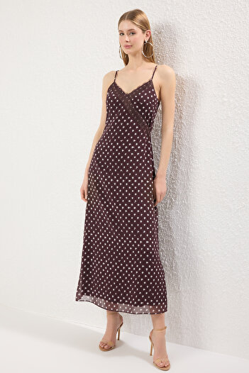 Trendyol Collection Braunes, gepunktetes, gerade geschnittenes Maxi-Webkleid mit Spitzendetail TWOSS25EL00711