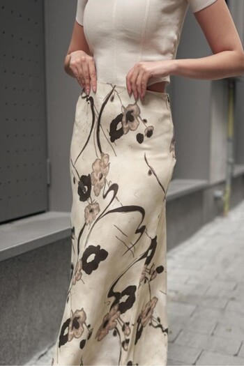 Hisleria Fusta Midi din Tesatura Satin Viscosa cu Model Floral de Vara cu Talie Elastică - Motiv Floral Bej la Pardoseală