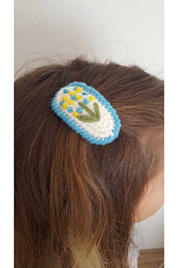 Kadın Girişimciler Atölyesi Accesoriu de păr cu cataramă cu închidere rapidă, tricotat manual, broderie albastră
