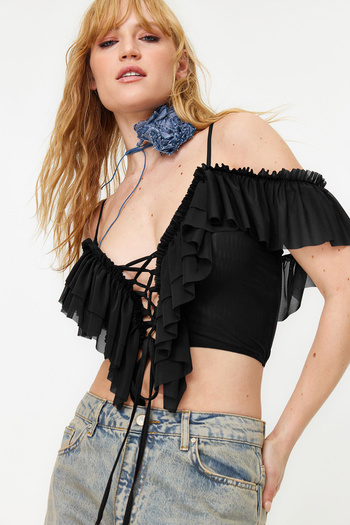 Trendyol Collection Czarna dzianinowa krótka bluzka - Falbana, TPRSS23BZ00072