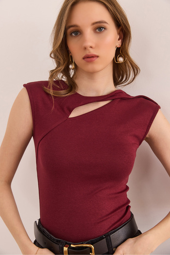 Olalook Burgunderrote Damenbluse aus Baumwoll-Modal mit tiefem Ausschnitt und detailliertem Schulterausschnitt BLZ- 19002881