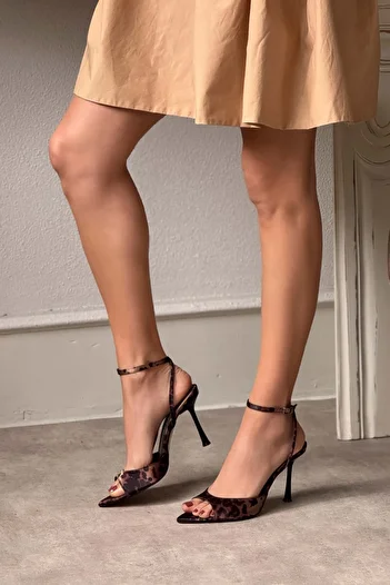NİŞANTAŞI SHOES Dámské boty na tenkém podpatku Tania Leopard Satin s detailem kotníkového pásku